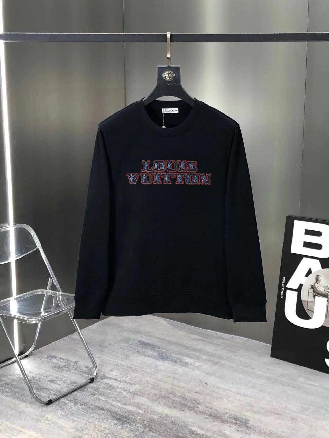 🅿️380 [Lv Louis Vuitton] (Fat Man Gospel) hot-selling suit is coming. Focus on the original version of the official website. 2025 new hot-selling sweatshirt suit. The original order is hard to buy🇭🇰. It is the meticulous work of top designers for a fitting and perfect upper body effect. All-natural high-quality Roman cotton 100%, close-fitting comfort, noble and elegant! Original hardware embodies elegance and nobility! Counter size: M-5XL (maximum wear up to 220 pounds)